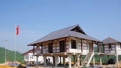 Những mái nhà đầu tiên dần hoàn thiện ở khu tái định cư Làng Nủ