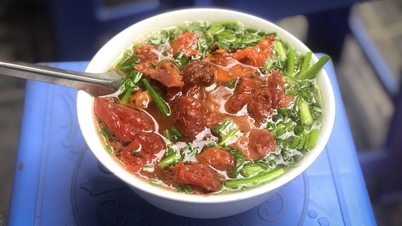 Hanoi beef noodle soup restaurant with 30 years of experience is always crowded