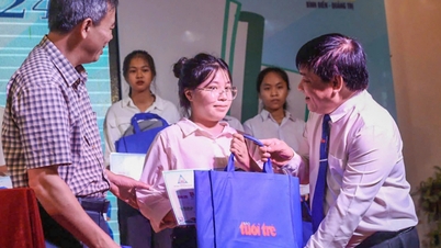 Báo Tuổi Trẻ trao học bổng 101 tân sinh viên tỉnh Quảng Trị gặp hoàn cảnh khó khăn