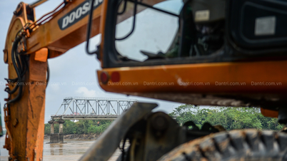 Quân đội tiến hành những bước đầu tiên để lắp cầu phao thay cầu Phong Châu
