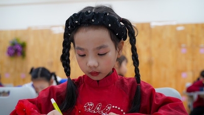 수백 명의 학생들이 서예 대회에 열정적으로 참여했습니다.
