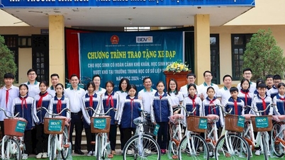 Donated 50 bicycles to disadvantaged students in Quoc Oai district