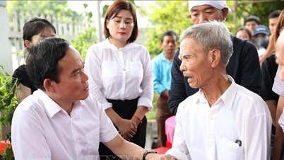 ពិធីប្រគល់វិញ្ញាបនបត្រកុសលជូនដល់យុទ្ធជនពលី៦នាក់ ក្នុងការវាយប្រហារលើទីស្នាក់ការ Dak Lak