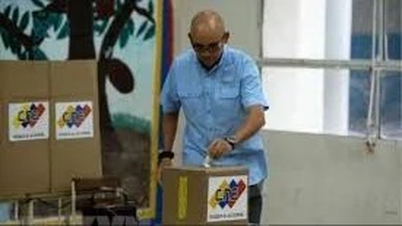 Los votantes venezolanos acuden a las urnas para elegir presidente