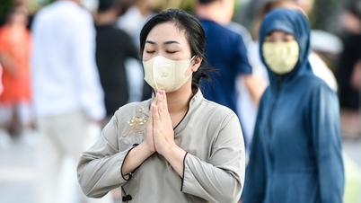 旧暦7月の満月の日には、人々や観光客がリンウン寺に集まり、線香をあげて祈りを捧げます。