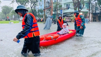 រូបភាពអ្នកស្រុក Da Nang ត្រូវចែវទូកកណ្តាលទីក្រុង ទឹកជំនន់កើតឡើងច្រើនកន្លែង