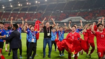 On January 10, Coach Kim Sang-sik returned to Korea and brought his wife and children to Vietnam for Tet.
