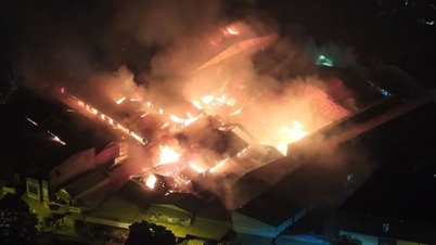 Grand incendie au village artisanal de Lien Ha, un feu rouge dans un coin du ciel