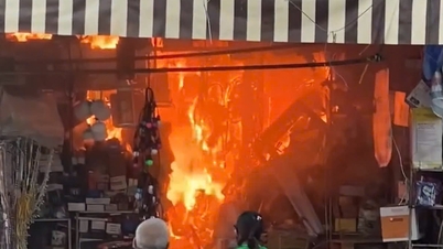 A store in Cam Pha City caught fire, people rushed to save their property.