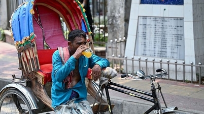 Bangladeshis suffer from power cuts in 40 degree Celsius weather
