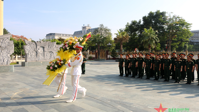 Dâng hương tưởng niệm Chủ tịch Hồ Chí Minh