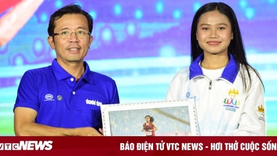VĐV Campuchia vừa chạy vừa khóc dưới mưa nhận giải thưởng đặc biệt