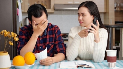 Nhường chồng quản lý tiền bạc, chưa được một tháng, anh đã chuyển lại 5 triệu, méo mặt than không còn tiền mua dao cạo râu