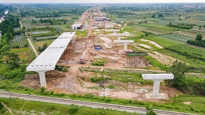 How are the key transport projects in Hanoi being implemented?