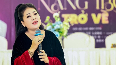 តារាចម្រៀង អាញ់ ថូ ដើរតួជាអ្នករើសអេតចាយ ក្នុងកម្មវិធីផ្សាយផ្ទាល់ គោរពមាតុភូមិ។