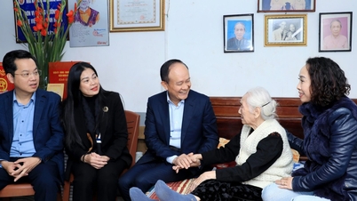 Chairman of Hanoi City People's Council visits policy families in Hoan Kiem district