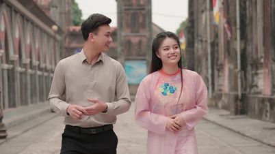 តន្ត្រីករ Xuan Tri និងកវី Duong Quyet Thang គោរពវិញ្ញាណក្ខន្ធដល់ស្រុកកំណើត Ha Nam