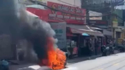 Una motocicleta fue quemada en la calle en la ciudad de Ho Chi Minh