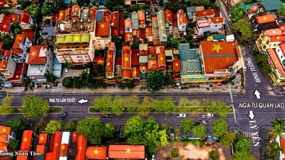 កម្រងរូបថតទង់ជាតិពណ៌ក្រហមភ្លឺនៅលើដំបូលផ្ទះនៅ Thanh Hoa ត្រូវបានម្ចាស់ចាក់សោរ ហេតុអ្វី?