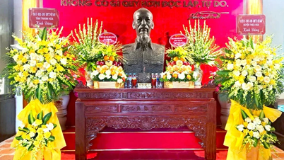 មនុស្ស​រាប់​ពាន់​នាក់​បាន​រួម​ចំណែក​លង្ហិន​ដើម្បី​បោះ​រូប​សំណាក​លោក​ពូ​ដំបូង​នៅ​ខេត្ត Thanh Hoa។