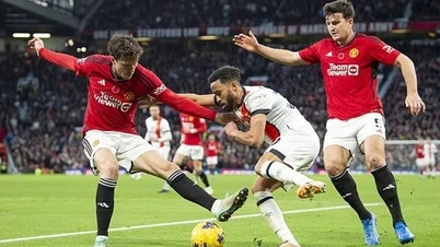 Varane ទទួល​យក​ការ​ដាក់​កៅអី​ដោយ Erik ten Hag សម្រាប់ 'ហេតុផល​យុទ្ធសាស្ត្រ'