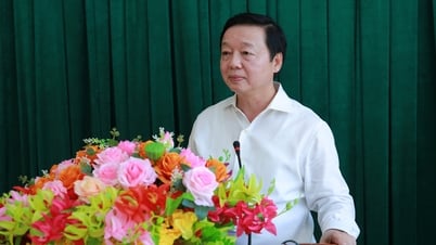 Phó Thủ tướng Trần Hồng Hà chung vui với thầy trò tỉnh Hà Tĩnh nhân Ngày Nhà giáo Việt Nam