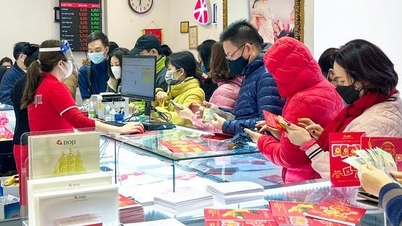 Giá vàng vượt đỉnh, nên mua vào hay bán ra?