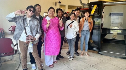 នៅ​ថ្ងៃ​ទី​ពីរ​នៃ​បុណ្យ Tet តារា​សម្ដែង Tuyen Map ចែក​សំបុត្រ​ឡាន​ខ្សែកាប​រាប់ពាន់​សន្លឹក