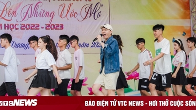 Thầy hiệu phó vừa hát vừa nhảy 'cực sung' trong lễ chia tay học sinh lớp 12