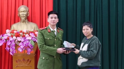 រើសបានលុយជាង 70 លានដុង មន្ត្រីប៉ូលីសបានប្រគល់វាទៅស្ត្រីមានផ្ទៃពោះដែលទម្លាក់វា។