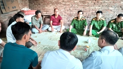 ប៉ូលីសស្រុក My Duc បានមកដល់ផ្ទះដើម្បីសុំទោសប្រជាជន
