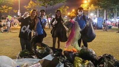 Actively cleaning up trash, Da Nang youth leave beautiful images after the fireworks festival