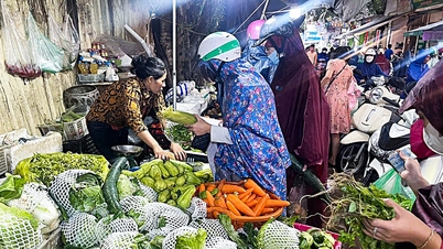 Dân xót ruột với giá rau tăng sau bão