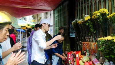 Người dân thắp hương tưởng nhớ các nạn nhân trong vụ cháy chung cư