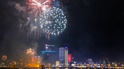 Da Nang people flock to both banks of the Han River to watch the brilliant fireworks to welcome New Year's Eve.