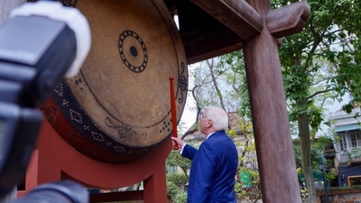 ប្រធានាធិបតី​អាល្លឺម៉ង់ Frank-Walter Steinmeier វាយ​ស្គរ​ផ្គរលាន់​នៅ​ប្រាសាទ​អក្សរសាស្ត្រ