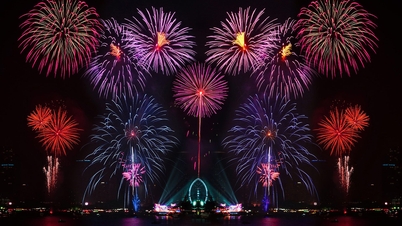 Ciudad Ho Chi Minh: Un 'mar de gente' se agolpa para ver los fuegos artificiales para celebrar el Año Nuevo 2024