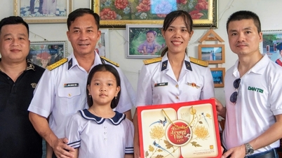 Visiting and giving gifts to relatives of martyrs and Navy officers working in Truong Sa