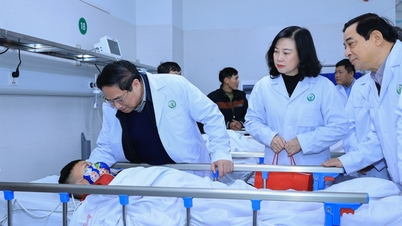 Thủ tướng: Bác sĩ cần cứu người trước, hoàn thiện thủ tục sau
