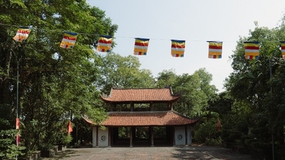 ប្រាសាទនេះមានអាយុកាលជាង 900 ឆ្នាំ បុរាណ និងពិសិដ្ឋ ដែលល្បីល្បាញនៅលើកំពូលភ្នំ Doi ។