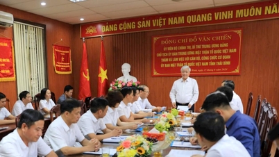 Chairman Do Van Chien visited and encouraged officials and civil servants of the Fatherland Front Committee of Thai Binh province.