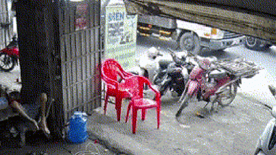 Driver crashes into 3 motorbikes after swerving to avoid a car stopped at a red light