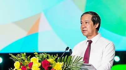 Minister of Education and Training: Do not let anger and achievements create pressure on students
