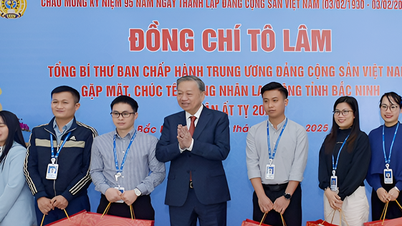 Le secrétaire général To Lam visite et offre des cadeaux du Têt aux travailleurs de Bac Ninh