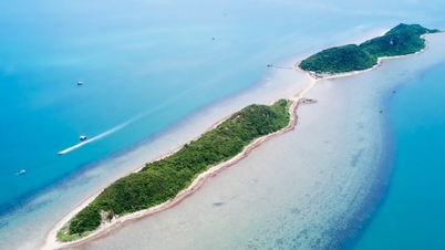 ផ្លូវចម្លែកនៅ Khanh Hoa៖ ភ្ញៀវទេសចរណ៍ដើរកណ្តាលសមុទ្រ ឆែកចូលស្អាតដូចម៉ាល់ឌីវ