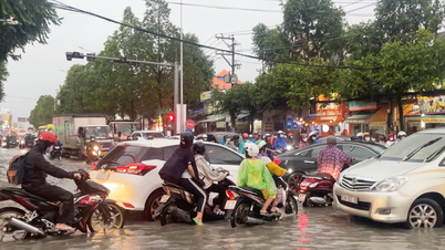 ភ្លៀង​ធ្លាក់​ខ្លាំង​បណ្តាល​ឱ្យ​ជន់​លិច​ផ្លូវ​ក្រាល​កៅស៊ូ​ធំ​ៗ