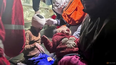 Em bé may mắn sống sót dưới đống đổ nát trong chiến sự ở Gaza