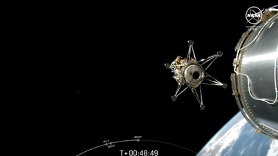 US lander begins flight to the Moon