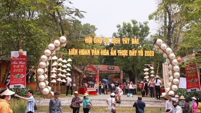 Khách thập phương về Đền Hùng trước ngày Giỗ Tổ Hùng Vương