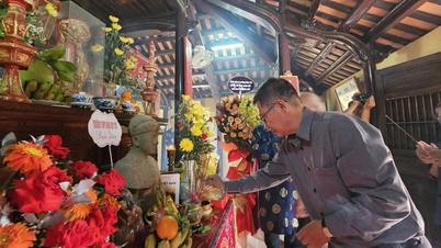 Offering incense to commemorate the 150th death anniversary of the famous Dang Huy Tru